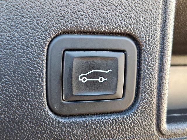 Used 2024 GMC Terrain SLT image 25