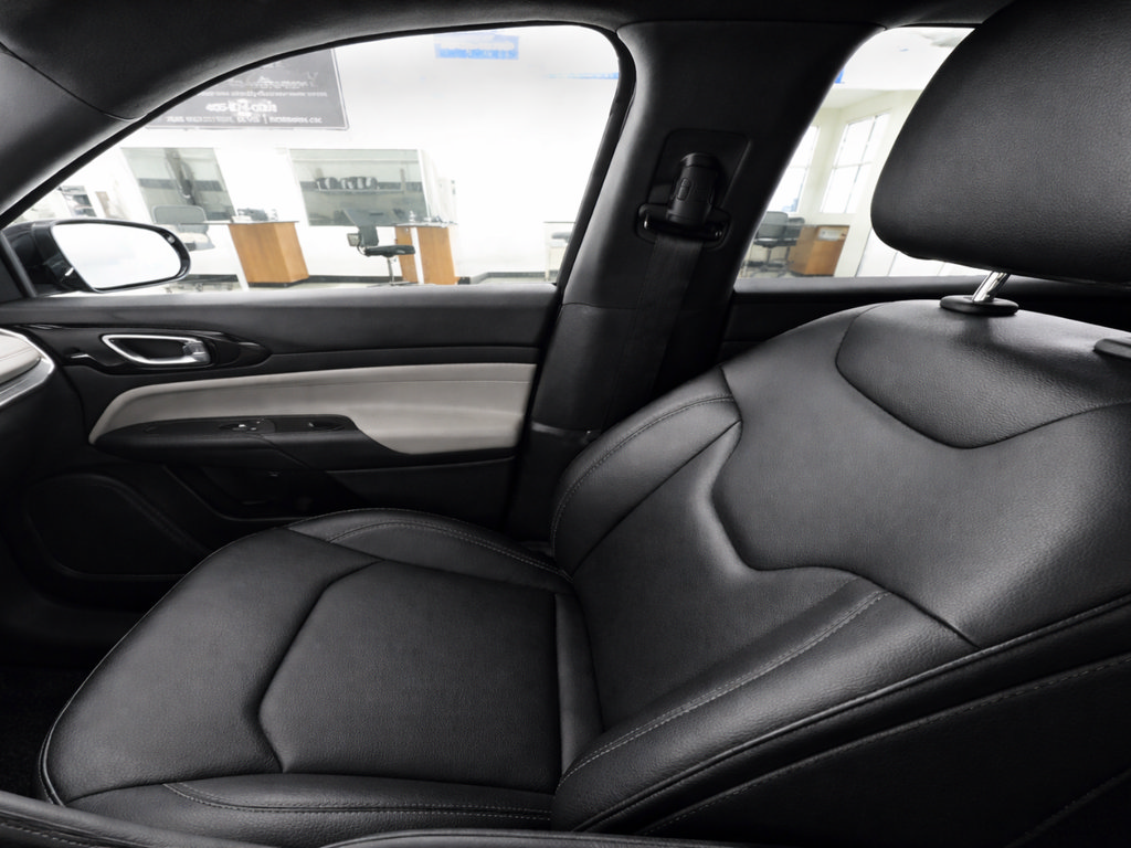 Used 2025 Jeep Compass Limited AWD/4WD image 10