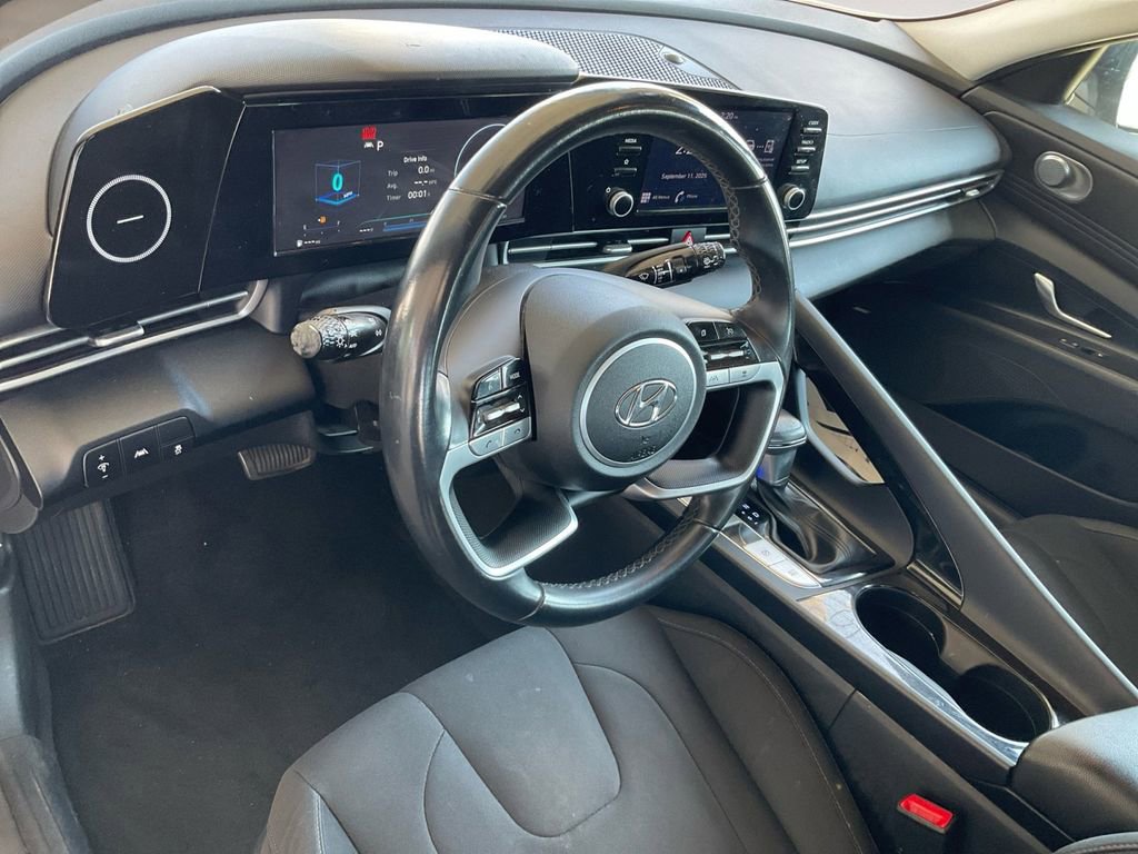 Used 2022 Hyundai Elantra SEL w/ Convenience + Premium Package image 16
