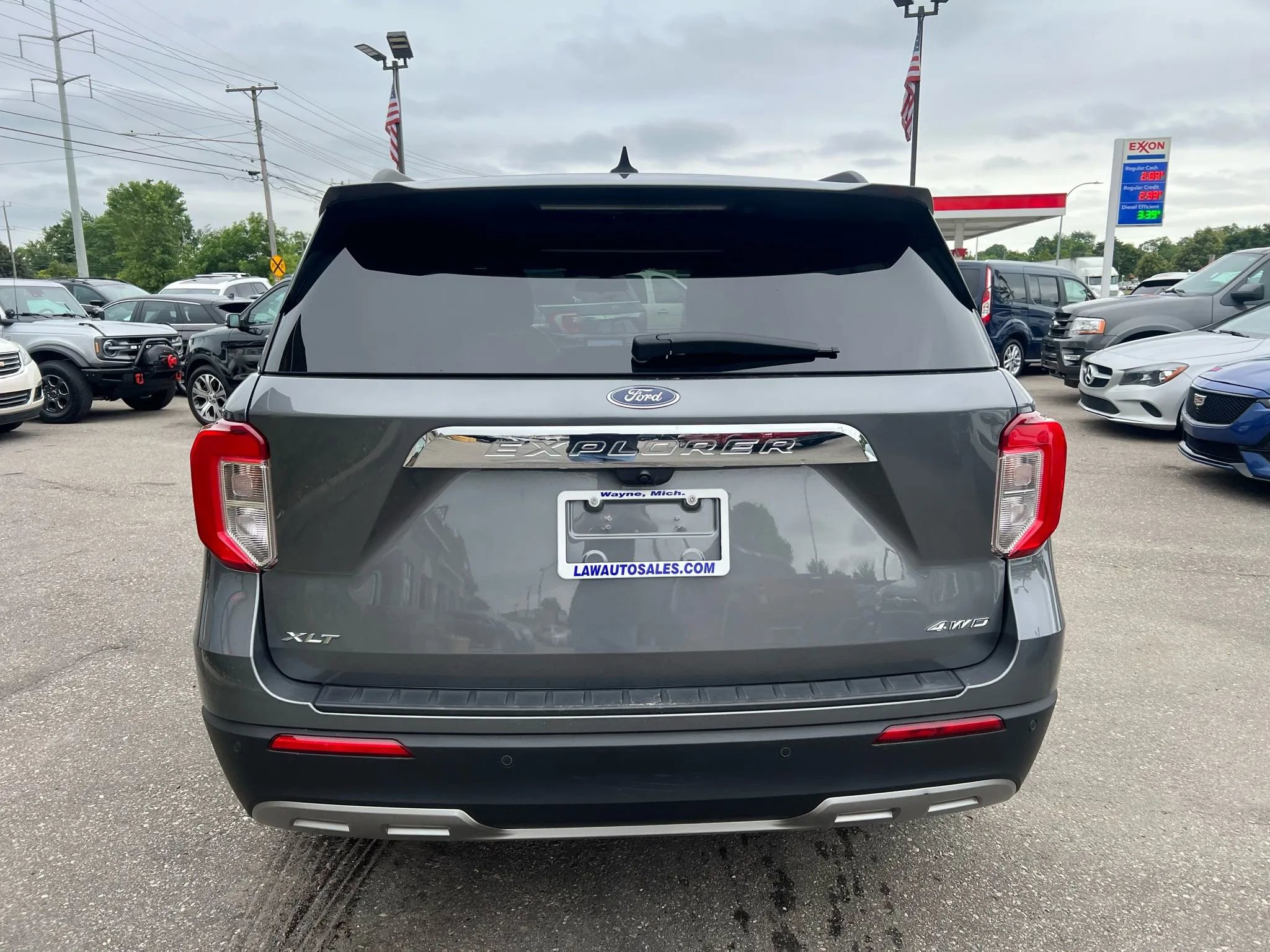 Used 2023 Ford Explorer XLT w/ Equipment Group 202A image 7