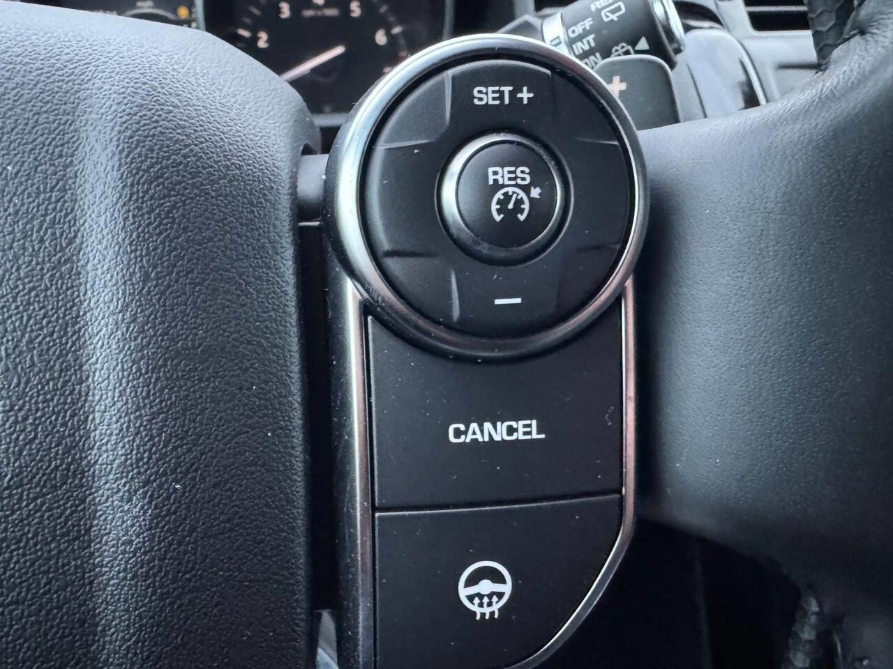 Used 2017 Land Rover Discovery SE image 18