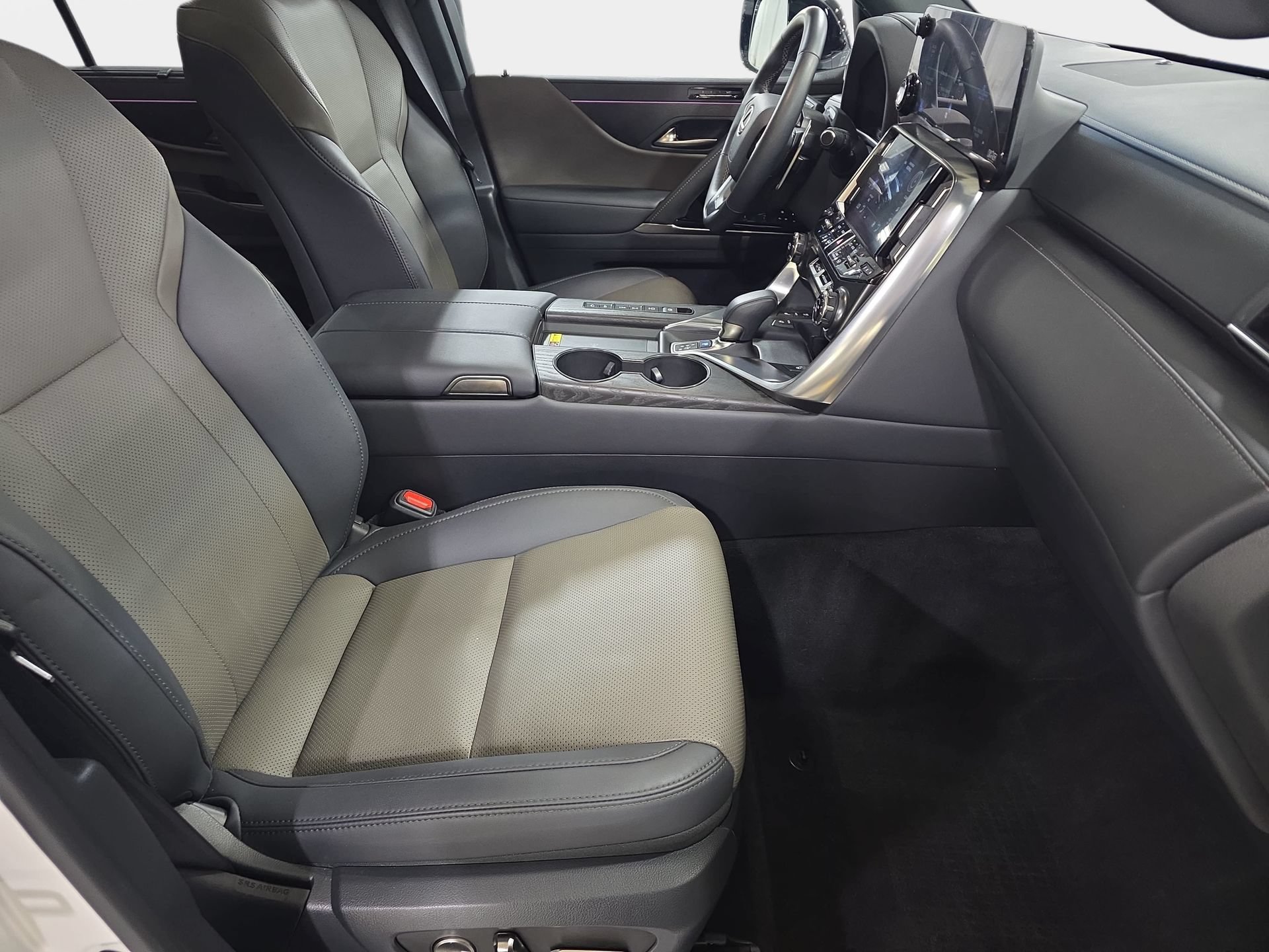 Used 2025 Lexus LX 700h Overtrail w/ Accessory Package (Z1) AWD/4WD image 10