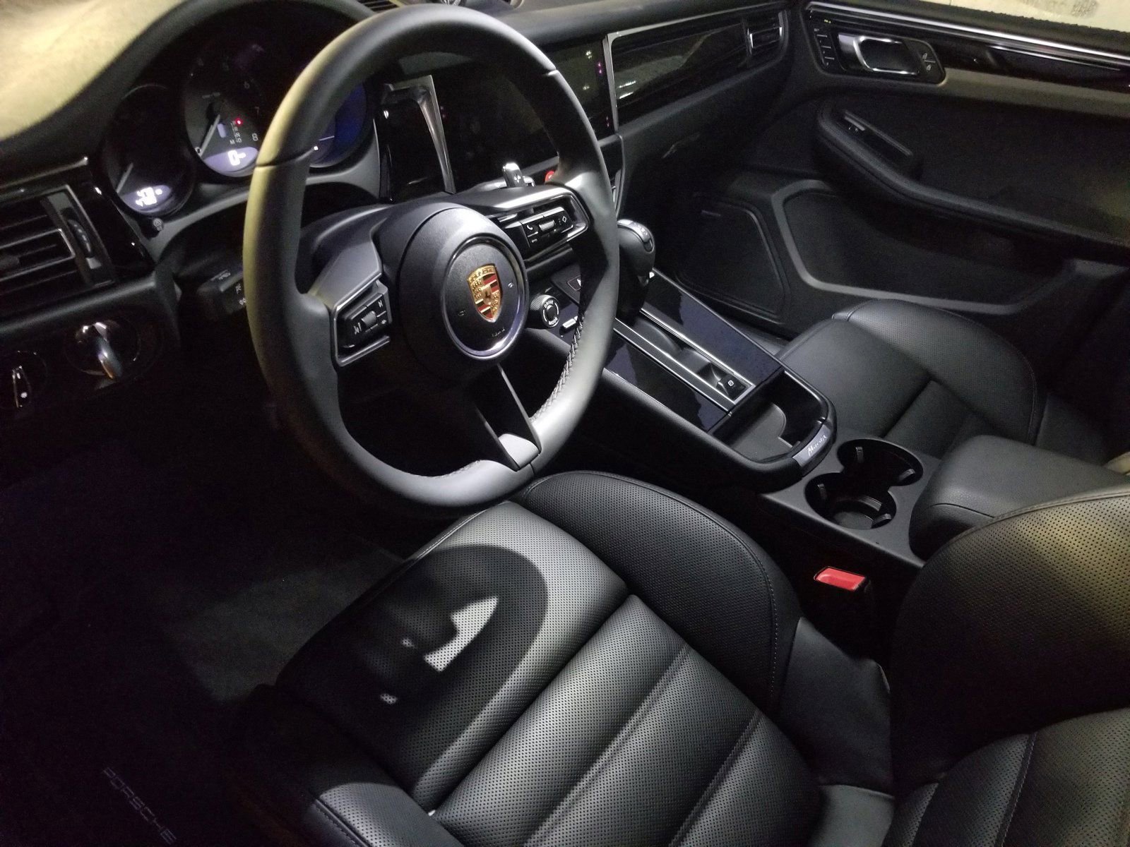Certified 2025 Porsche Macan image 4