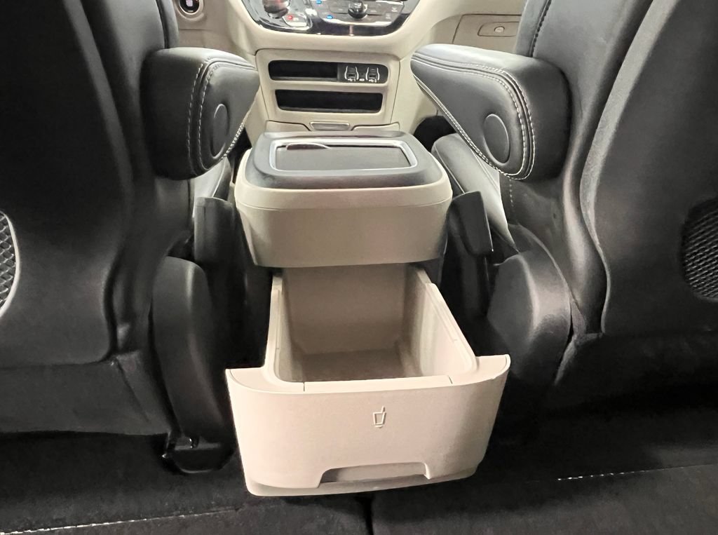 Used 2023 Chrysler Pacifica Touring-L AWD/4WD image 4