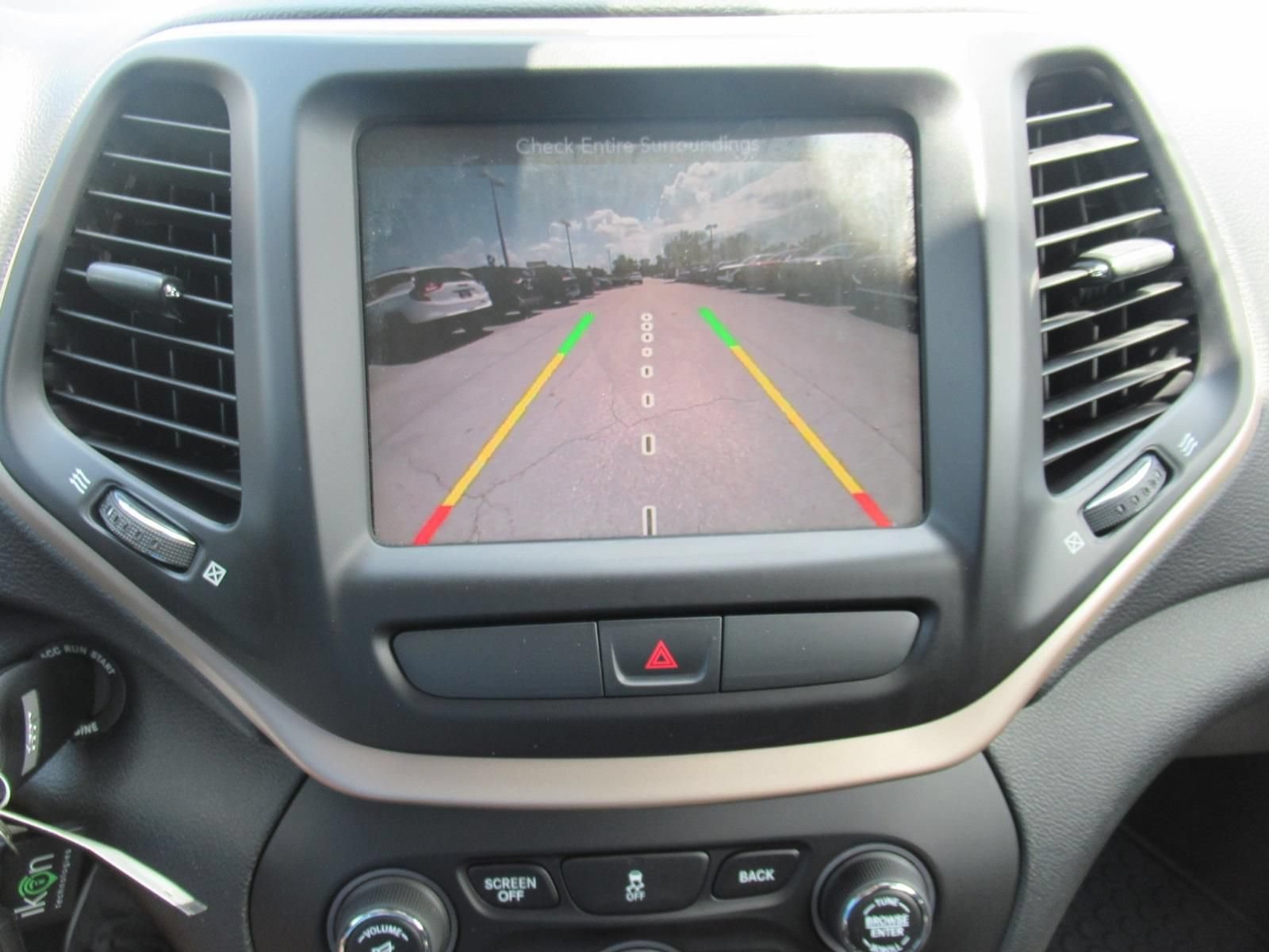 Used 2015 Jeep Cherokee Latitude w/ Cold Weather Group AWD/4WD image 29