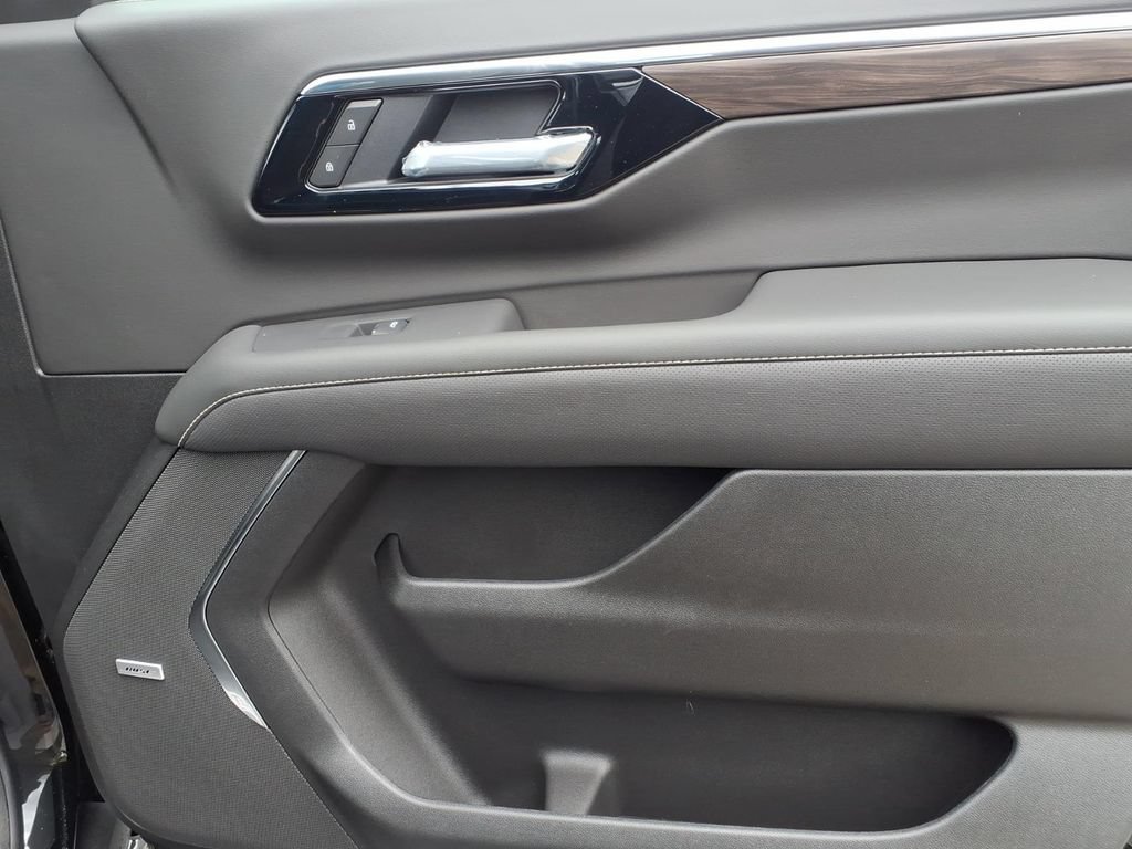 New 2026 Chevrolet Suburban Premier AWD/4WD image 18