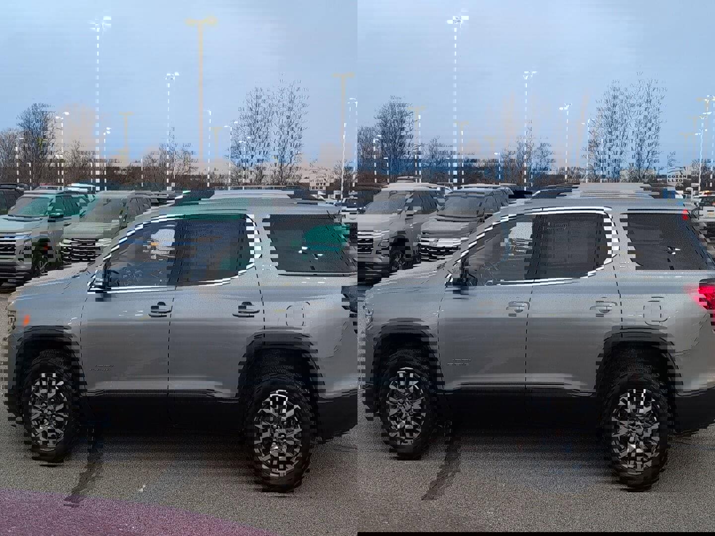 Used 2023 GMC Acadia SLT image 2