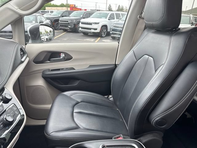 Used 2023 Chrysler Pacifica Touring-L FWD image 16