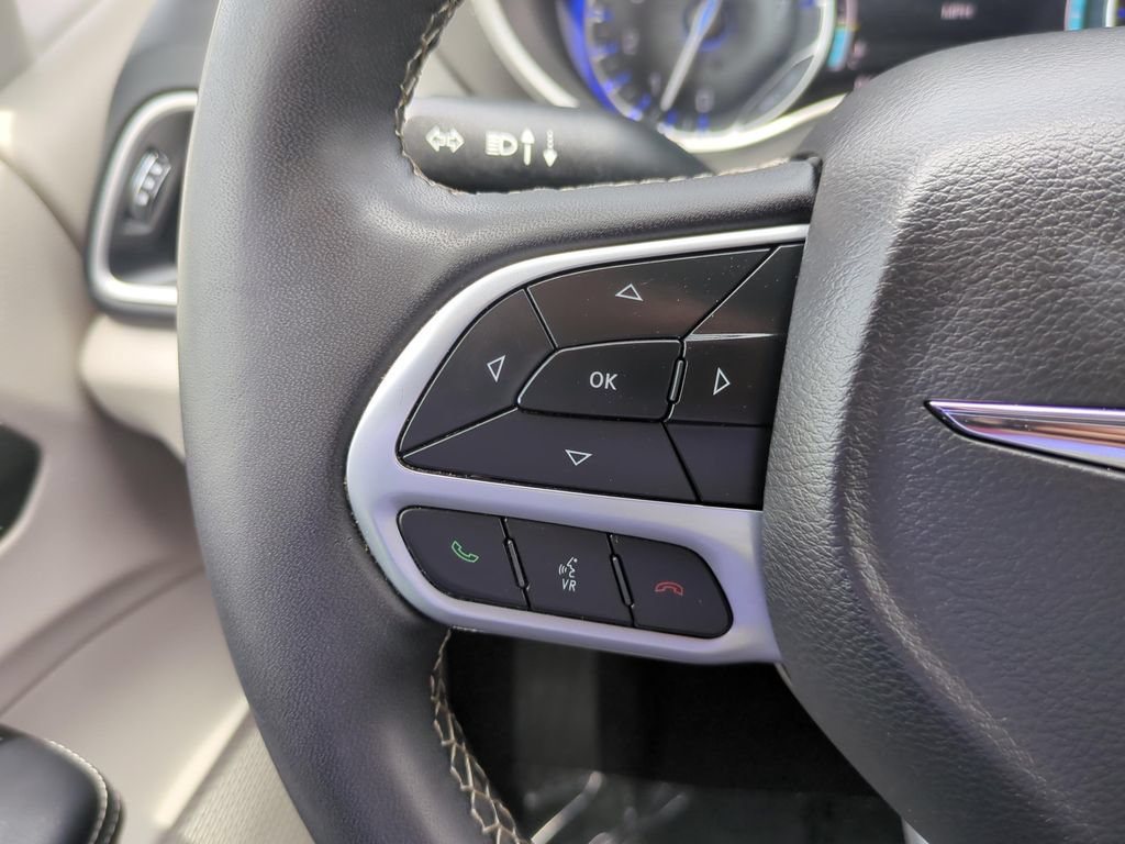 Used 2023 Chrysler Pacifica Touring-L FWD image 19