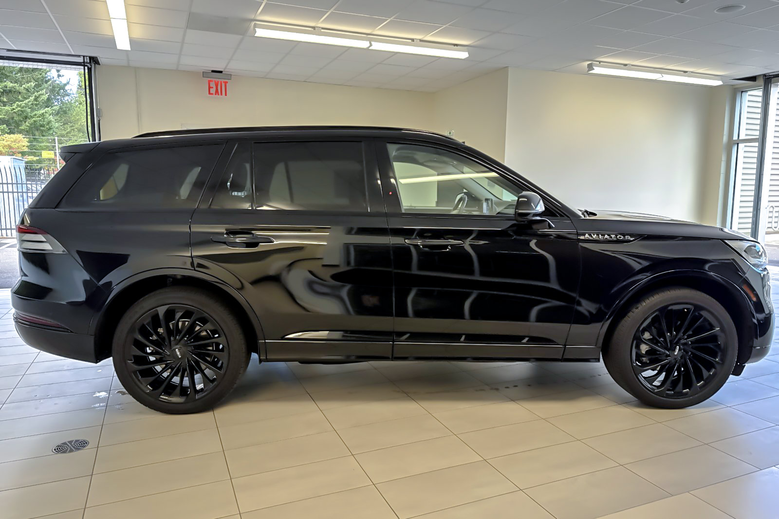 Certified 2023 Lincoln Aviator Reserve w/ Equipment Group 201A AWD/4WD image 3