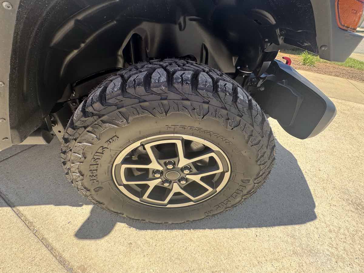 Used 2025 Jeep Wrangler Unlimited Rubicon w/ Convenience Group AWD/4WD image 32