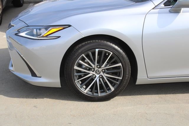Certified 2024 Lexus ES 350 w/ Premium Package image 4