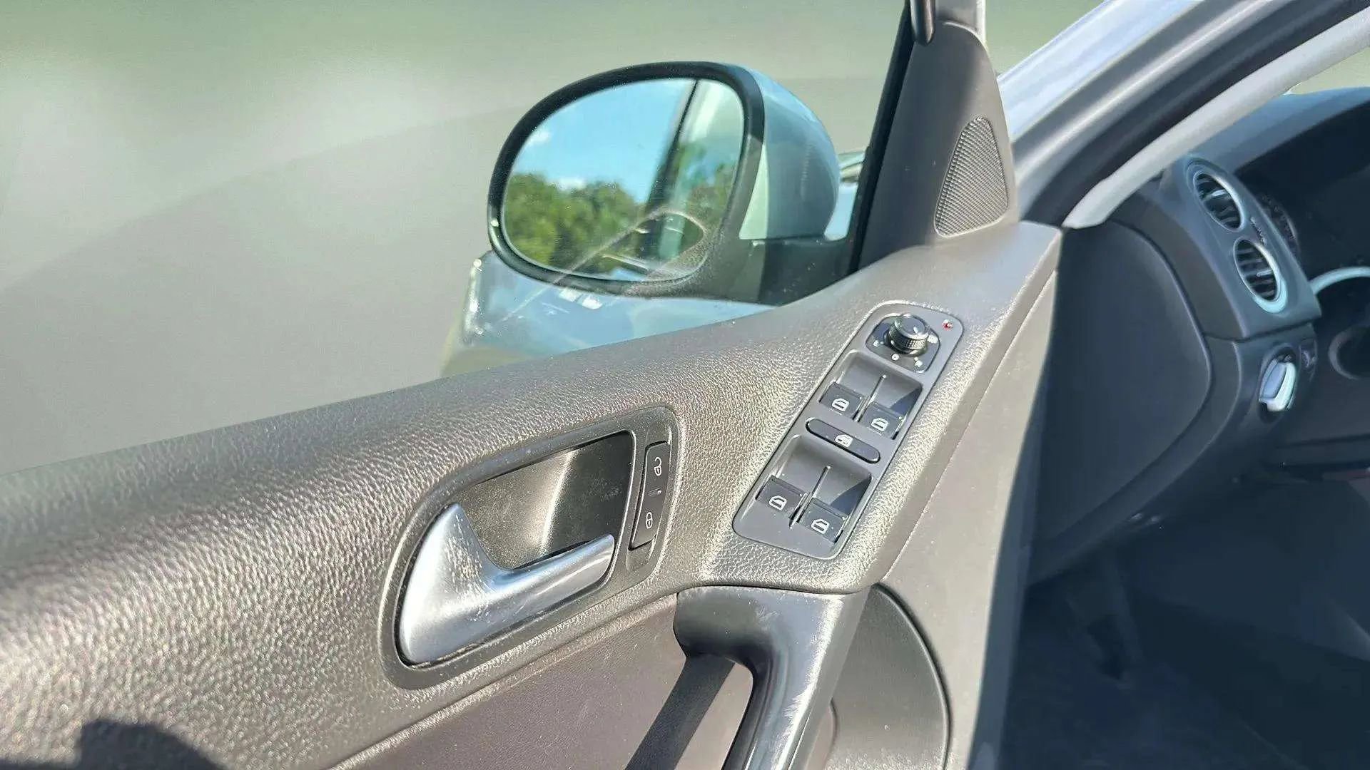 Used 2016 Volkswagen Tiguan S image 11