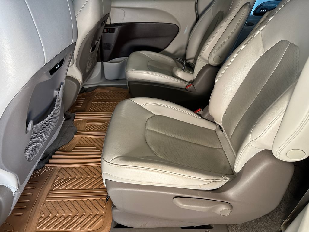 Used 2021 Chrysler Pacifica Touring-L FWD image 21
