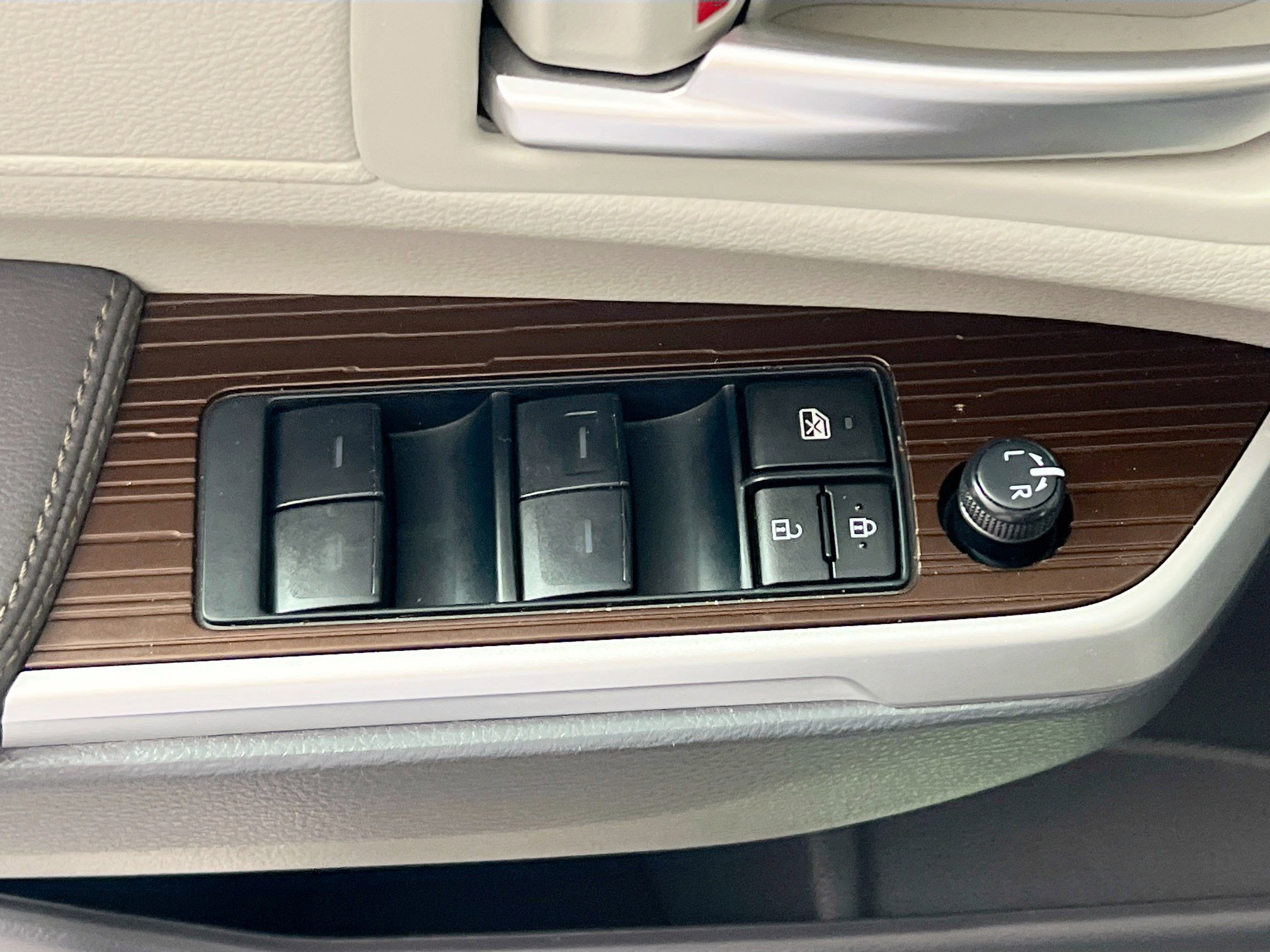 Used 2024 Toyota Sienna XLE FWD image 16