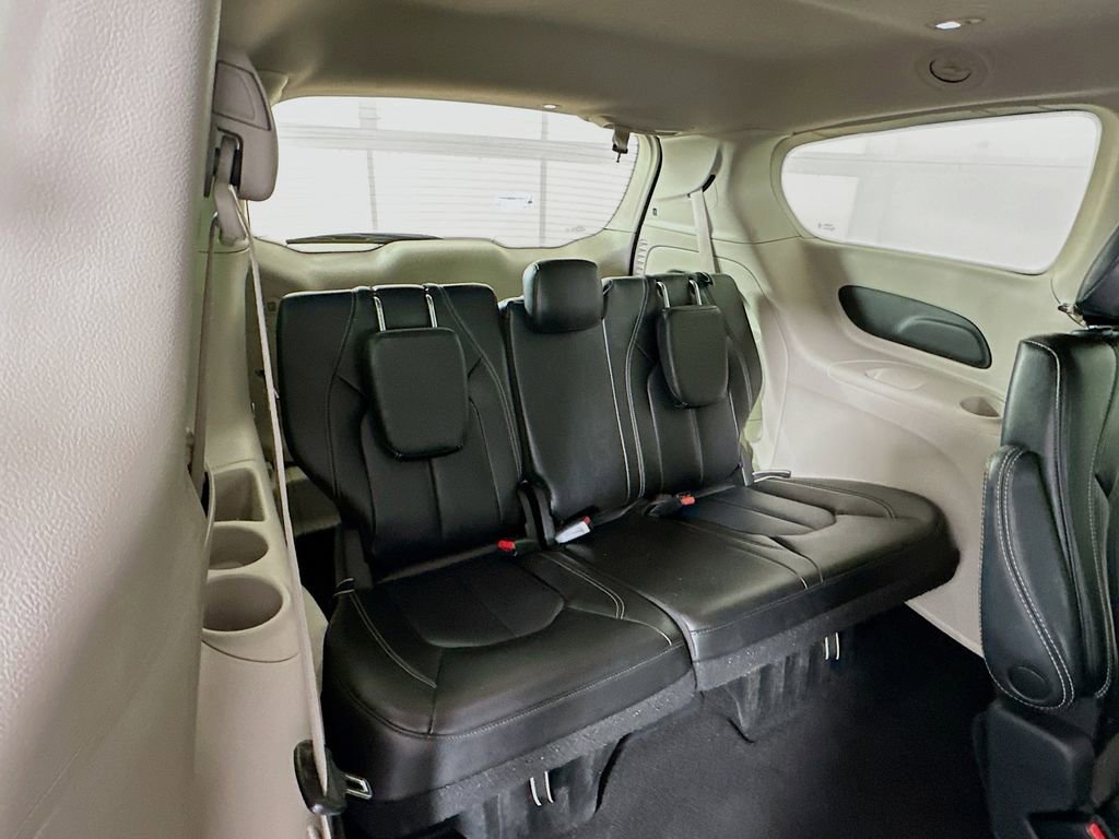 Used 2023 Chrysler Pacifica Touring-L image 25