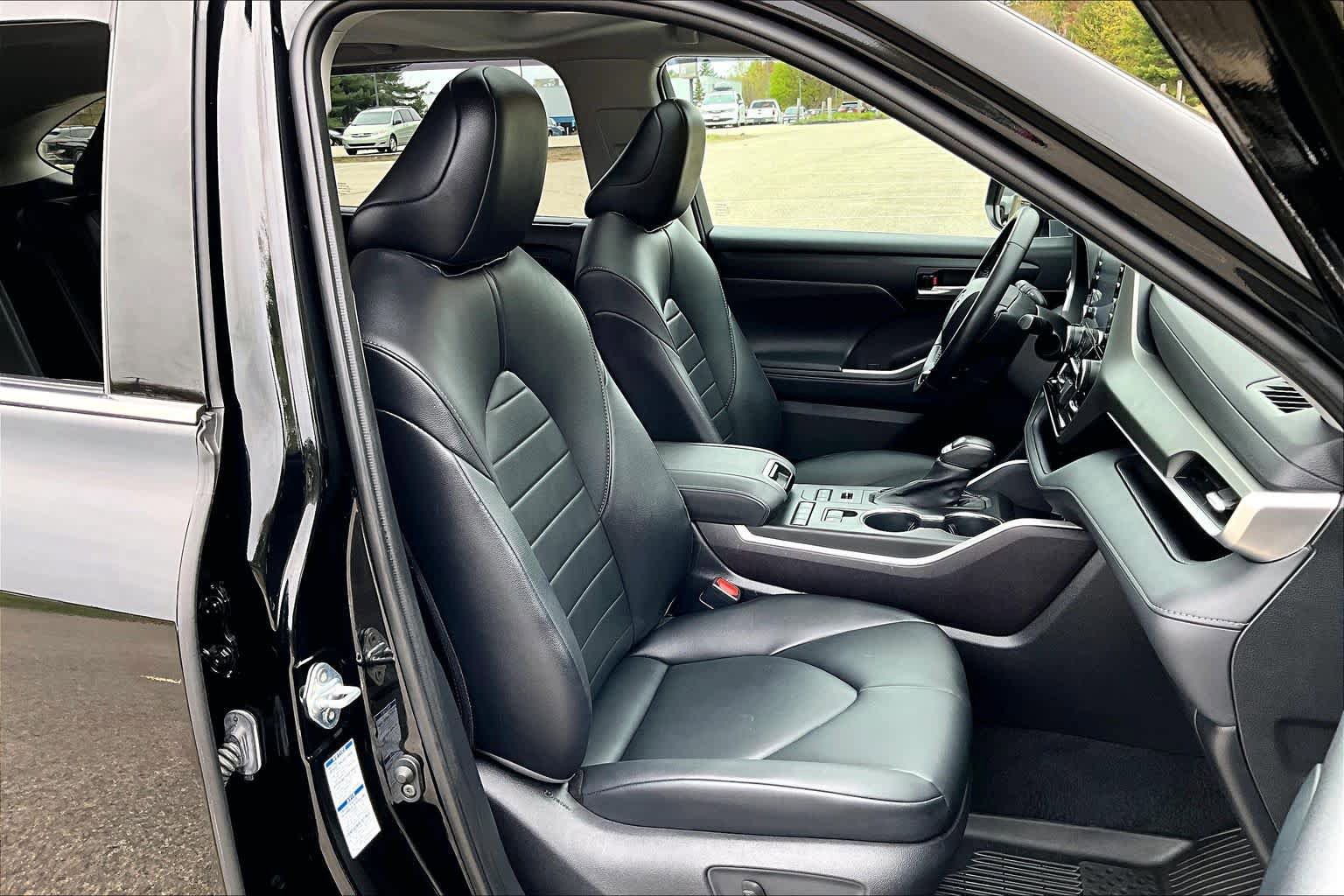 Used 2021 Toyota Highlander XLE AWD/4WD image 8