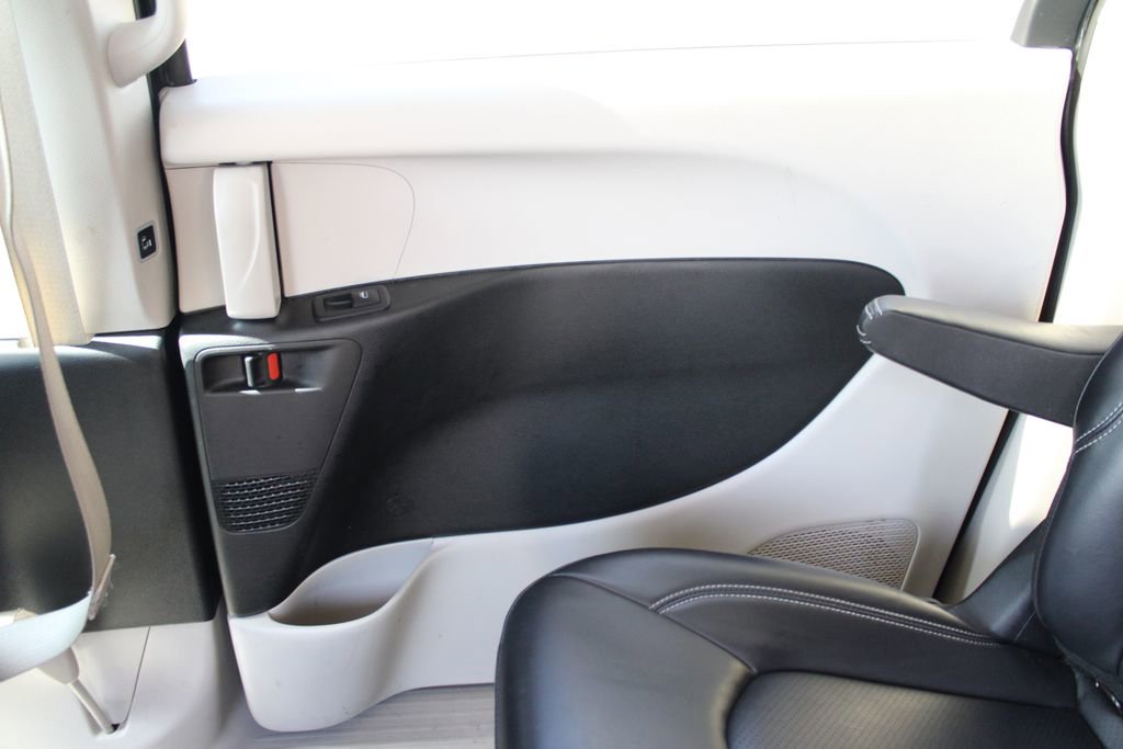 Used 2024 Chrysler Pacifica Select FWD image 40