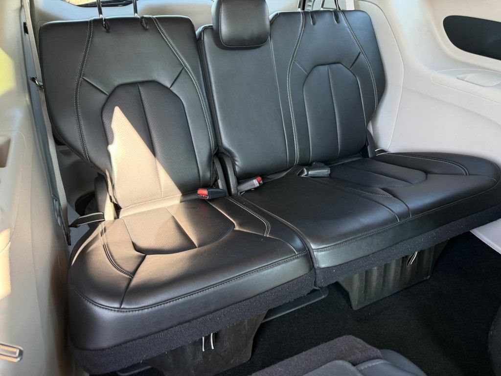 Certified 2024 Chrysler Pacifica Limited FWD image 11