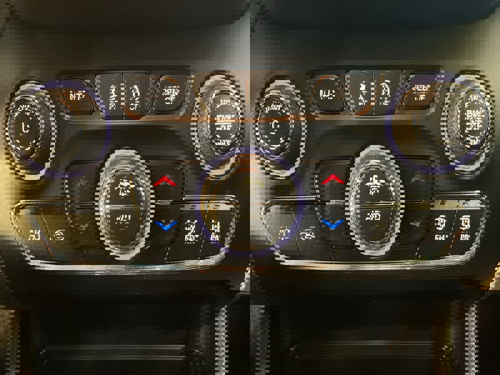 Used 2019 Jeep Cherokee Trailhawk w/ Cold Weather Group image 18