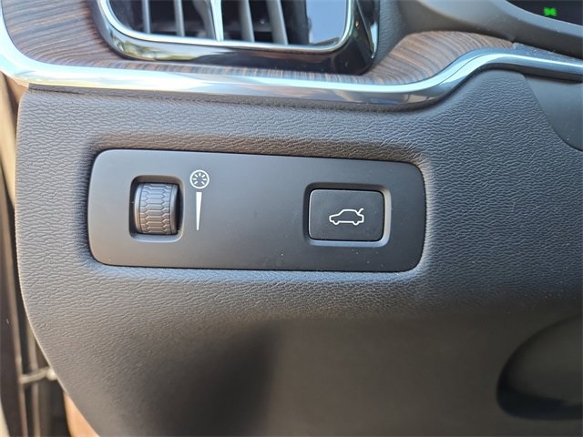 Used 2022 Volvo XC60 B5 Momentum w/ Climate Package image 20