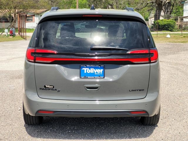 Used 2025 Chrysler Pacifica Limited image 6