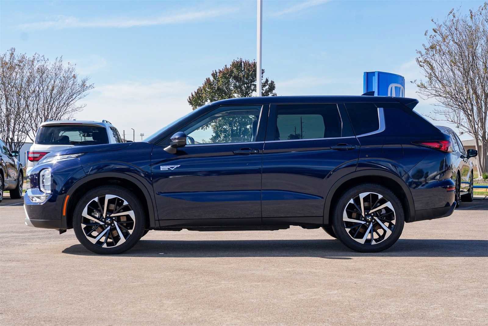 Used 2024 Mitsubishi Outlander SE image 3