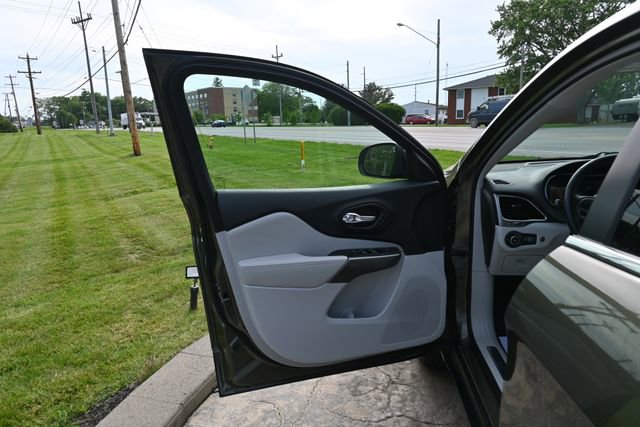 Used 2019 Jeep Cherokee Limited AWD/4WD image 26