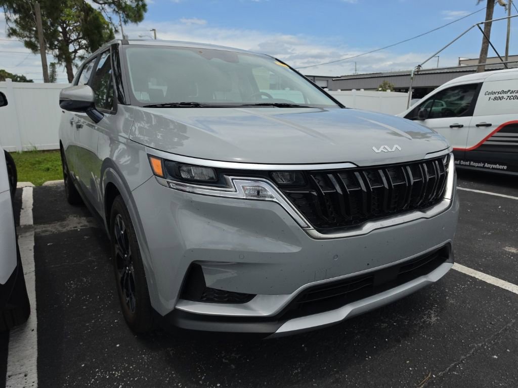 Used 2024 Kia Carnival EX FWD image 3