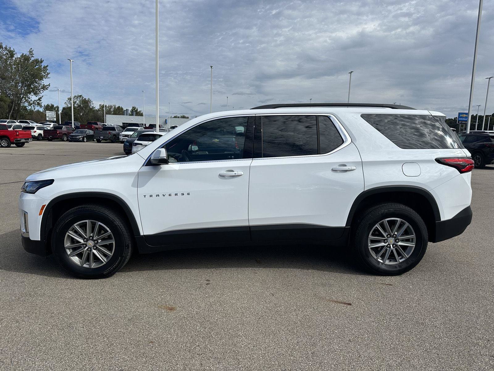 Used 2023 Chevrolet Traverse LT FWD image 2