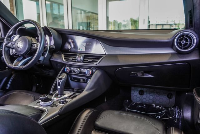 Used 2024 Alfa Romeo Giulia Veloce RWD image 18