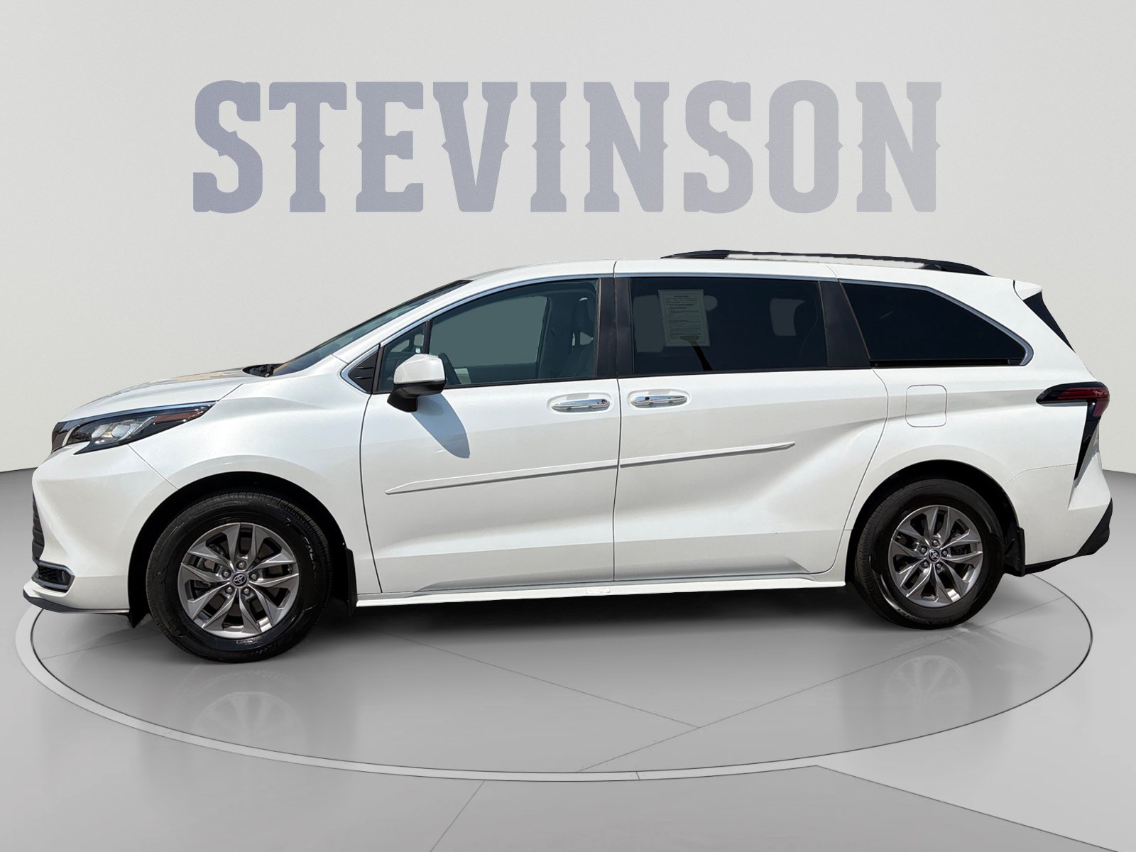 Used 2022 Toyota Sienna XLE FWD image 2