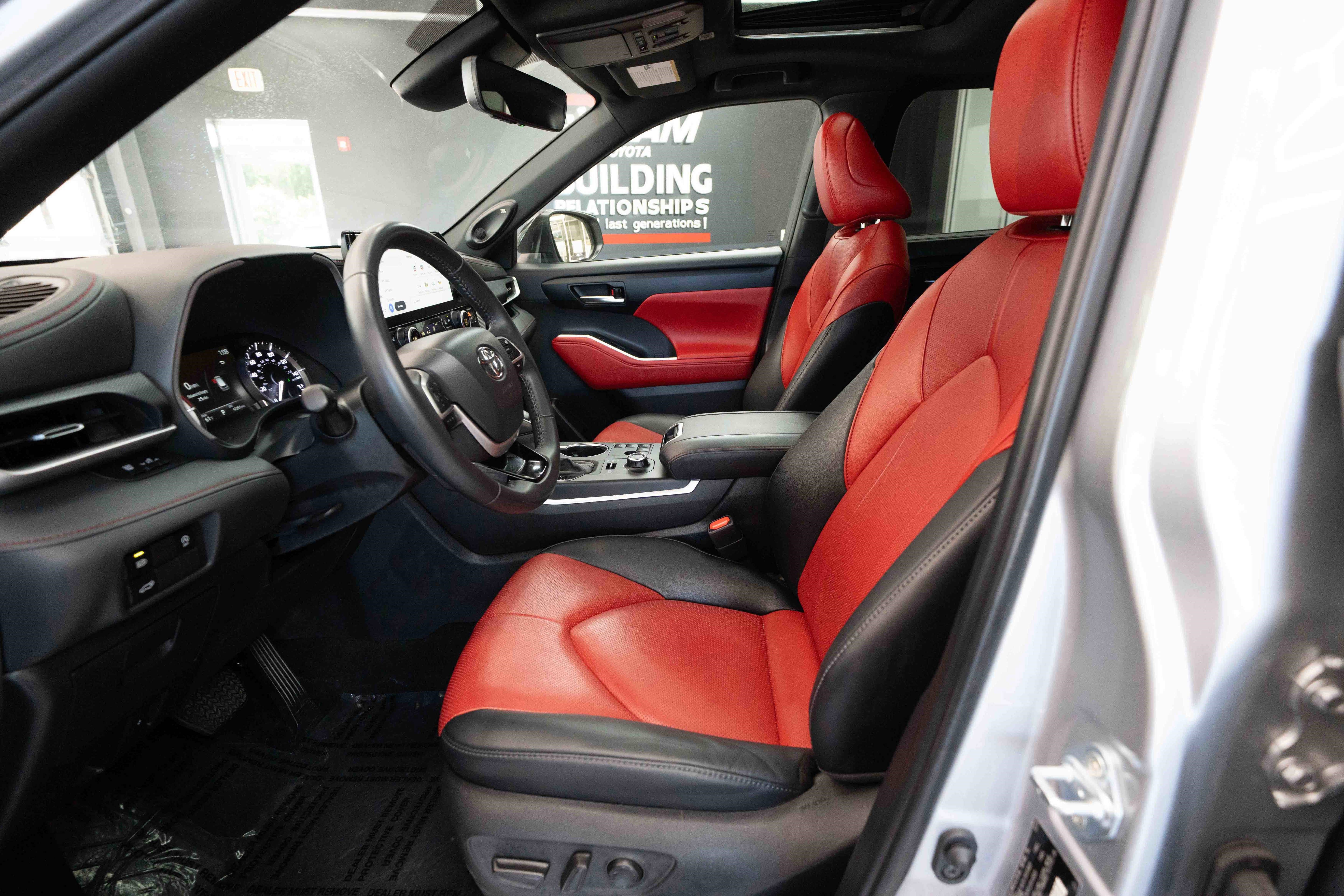 Used 2024 Toyota Highlander XSE AWD/4WD image 9