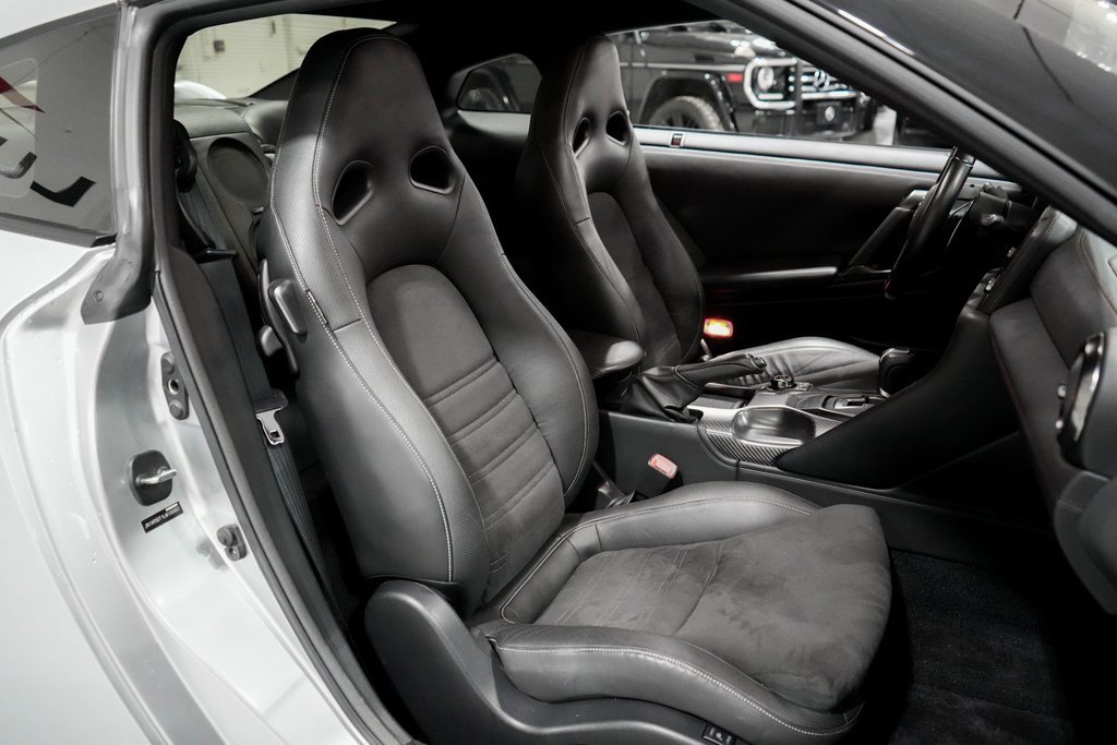Used 2020 Nissan GT-R Premium image 17