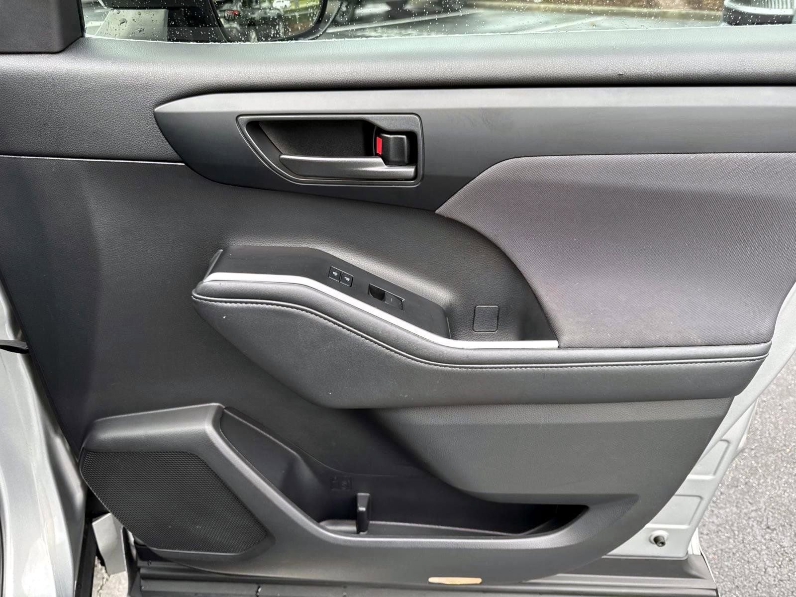 Used 2021 Toyota Highlander LE image 13