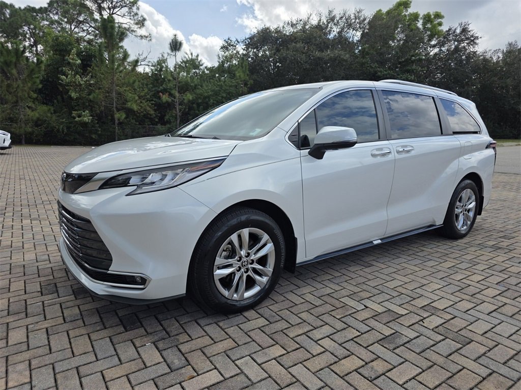 Certified 2024 Toyota Sienna Limited image 3