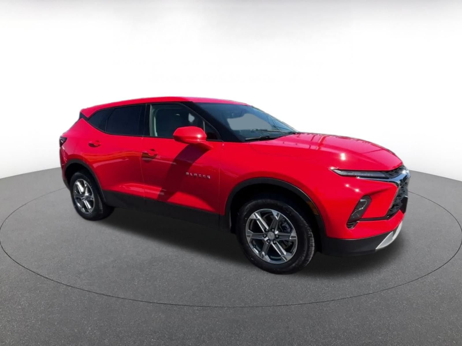 Used 2025 Chevrolet Blazer LT FWD image 2