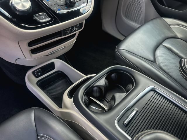 Used 2023 Chrysler Pacifica Touring-L FWD image 19