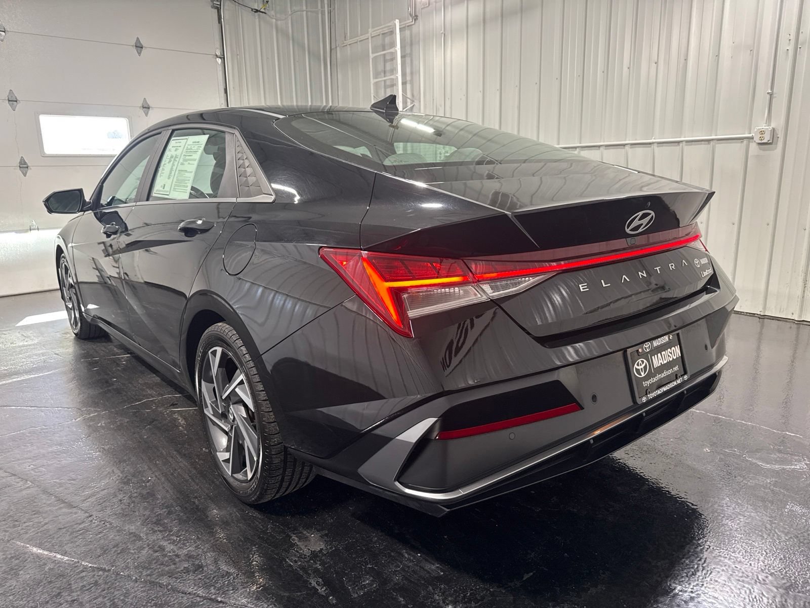 Used 2024 Hyundai Elantra Limited FWD image 3