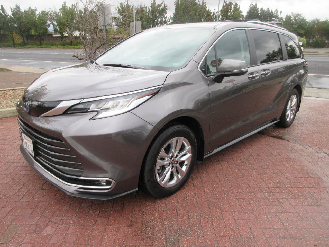 Used 2024 Toyota Sienna Limited AWD image 1