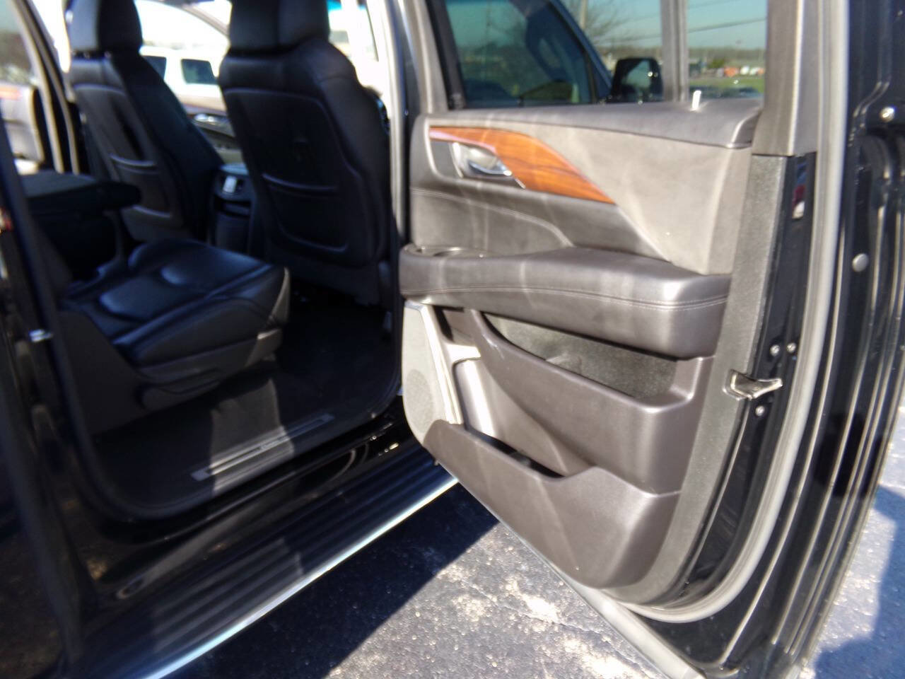 Used 2019 Cadillac Escalade ESV Luxury image 64