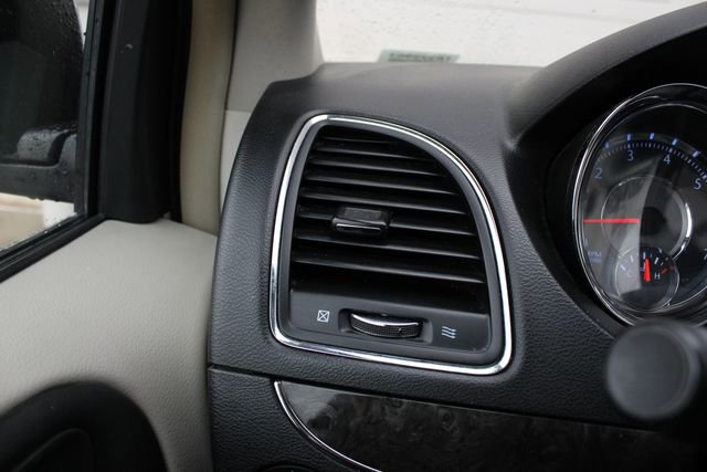 Used 2014 Chrysler Town & Country Touring-L w/ Driver Convenience Group image 5