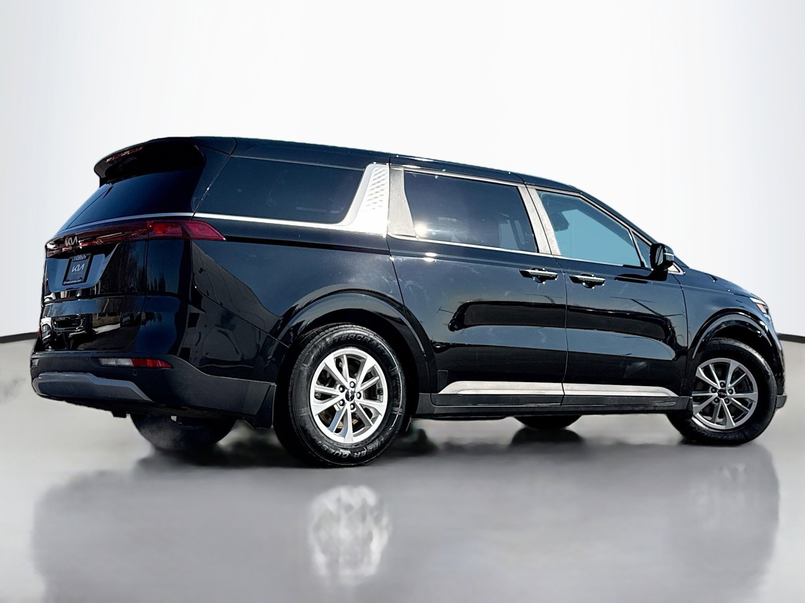 Used 2023 Kia Carnival LX image 2