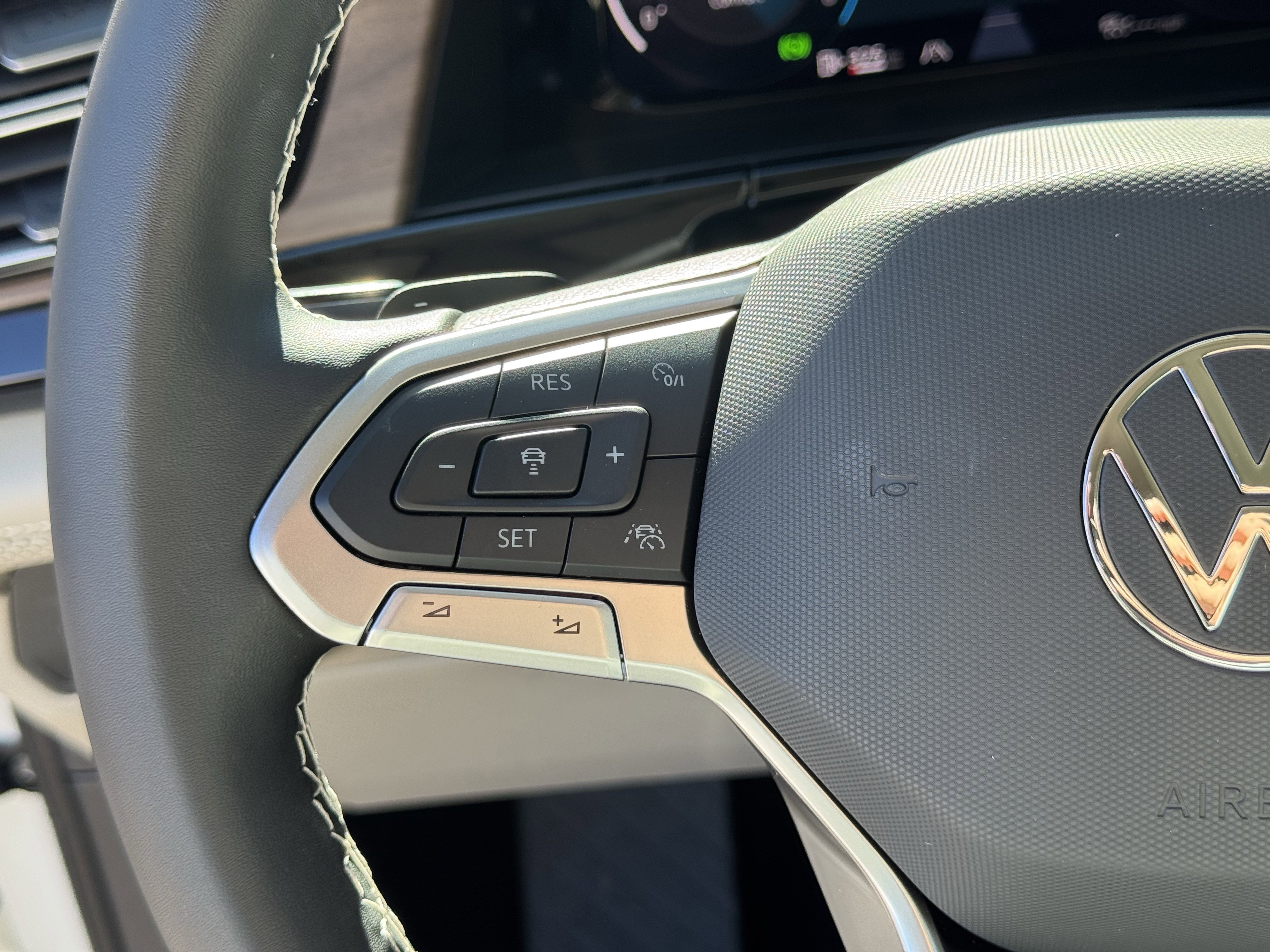 Used 2025 Volkswagen Atlas SE image 25