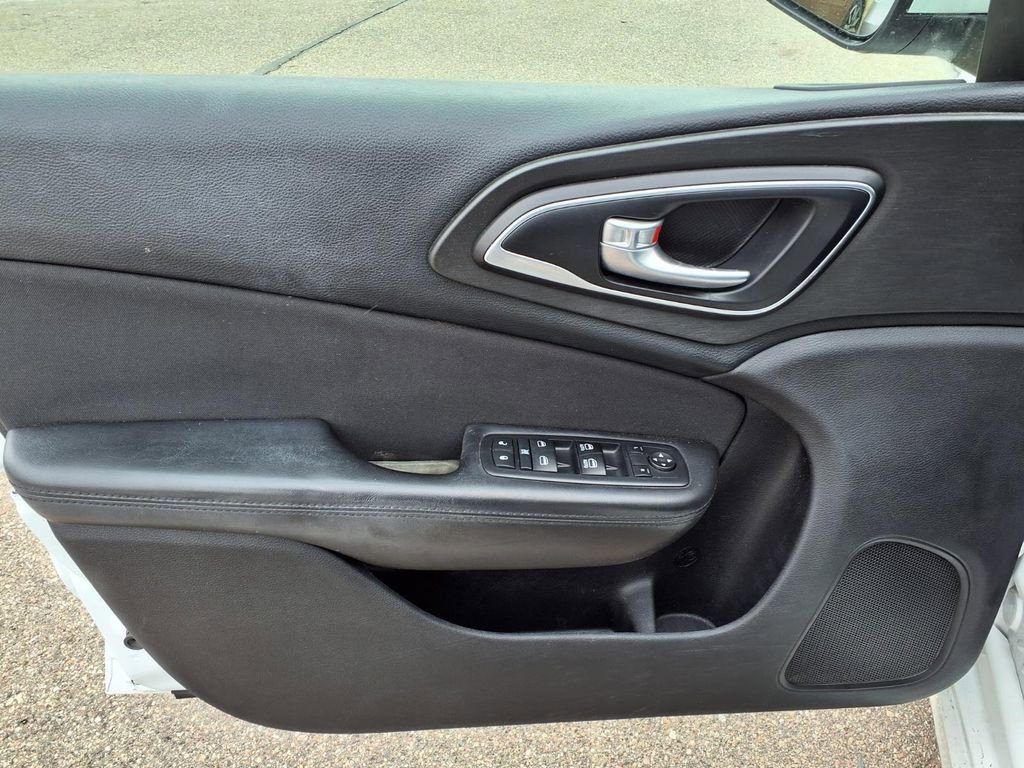Used 2015 Chrysler 200 Limited image 11