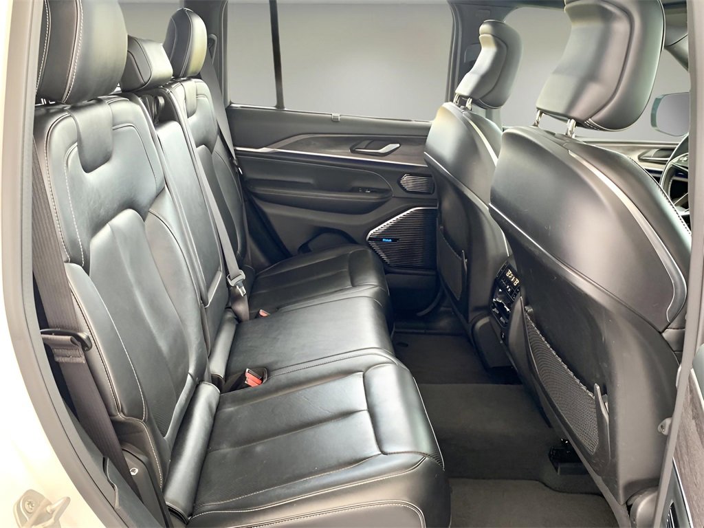 Used 2022 Jeep Grand Cherokee Overland w/ Luxury Tech Group IV image 30