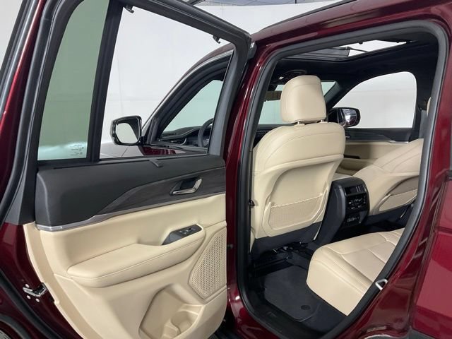 Used 2024 Jeep Grand Cherokee Limited w/ Luxury Tech Group II AWD/4WD image 32