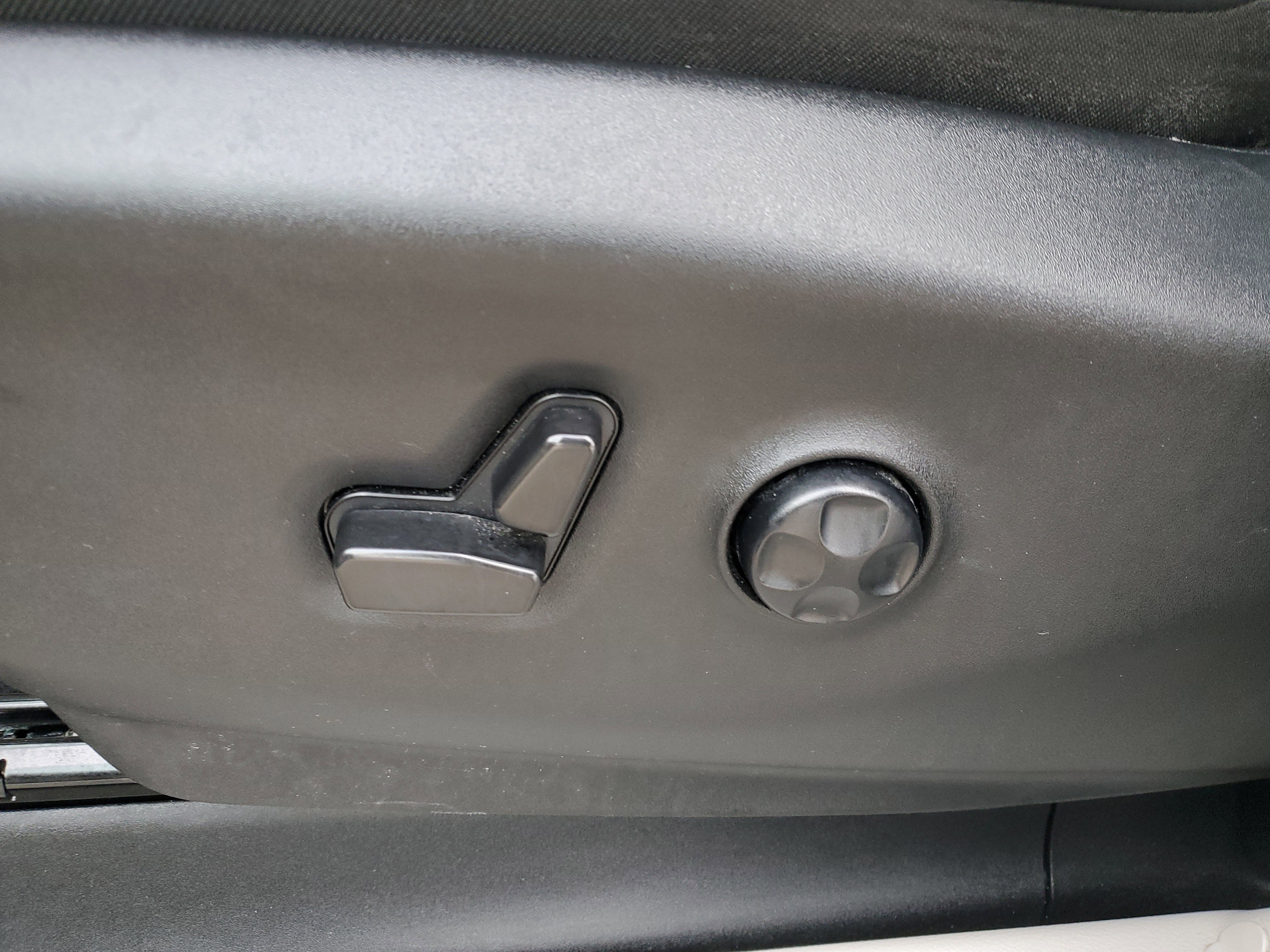 Used 2023 Chrysler Pacifica Touring-L image 16