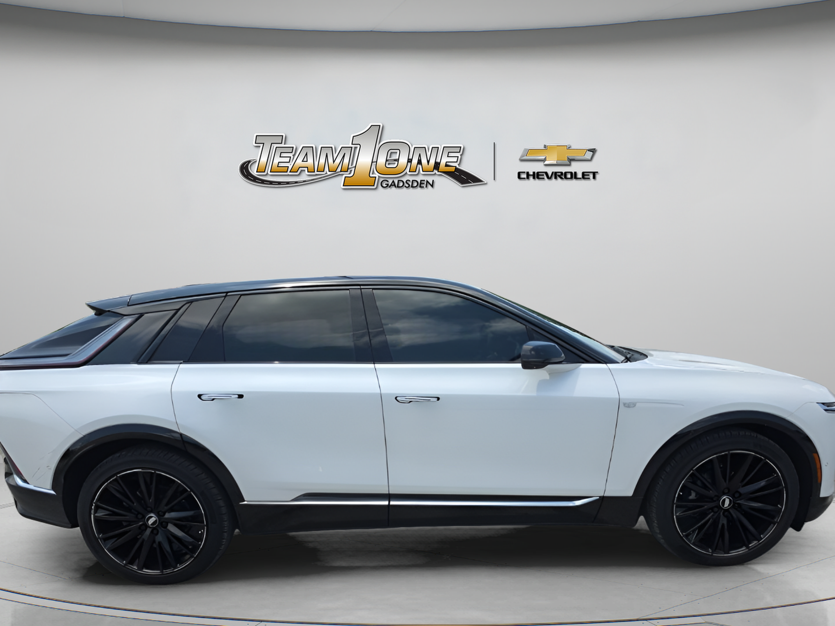 Used 2025 Cadillac Lyriq Luxury w/ LPO, Floor Liner Package AWD/4WD image 9