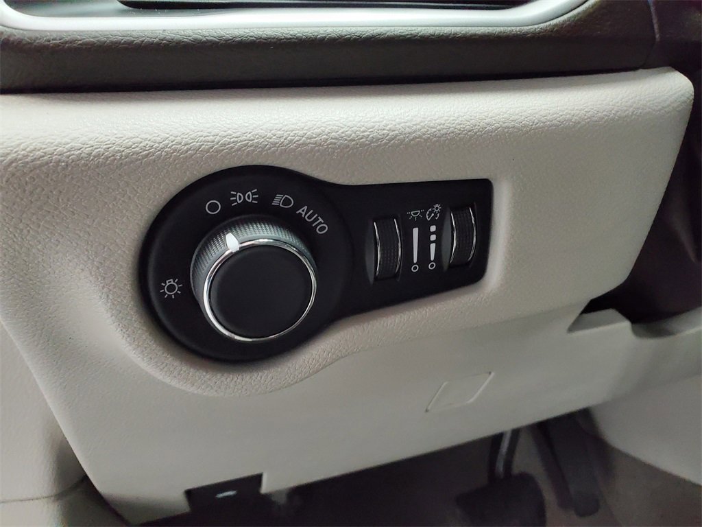 Used 2017 Chrysler Pacifica Touring image 10